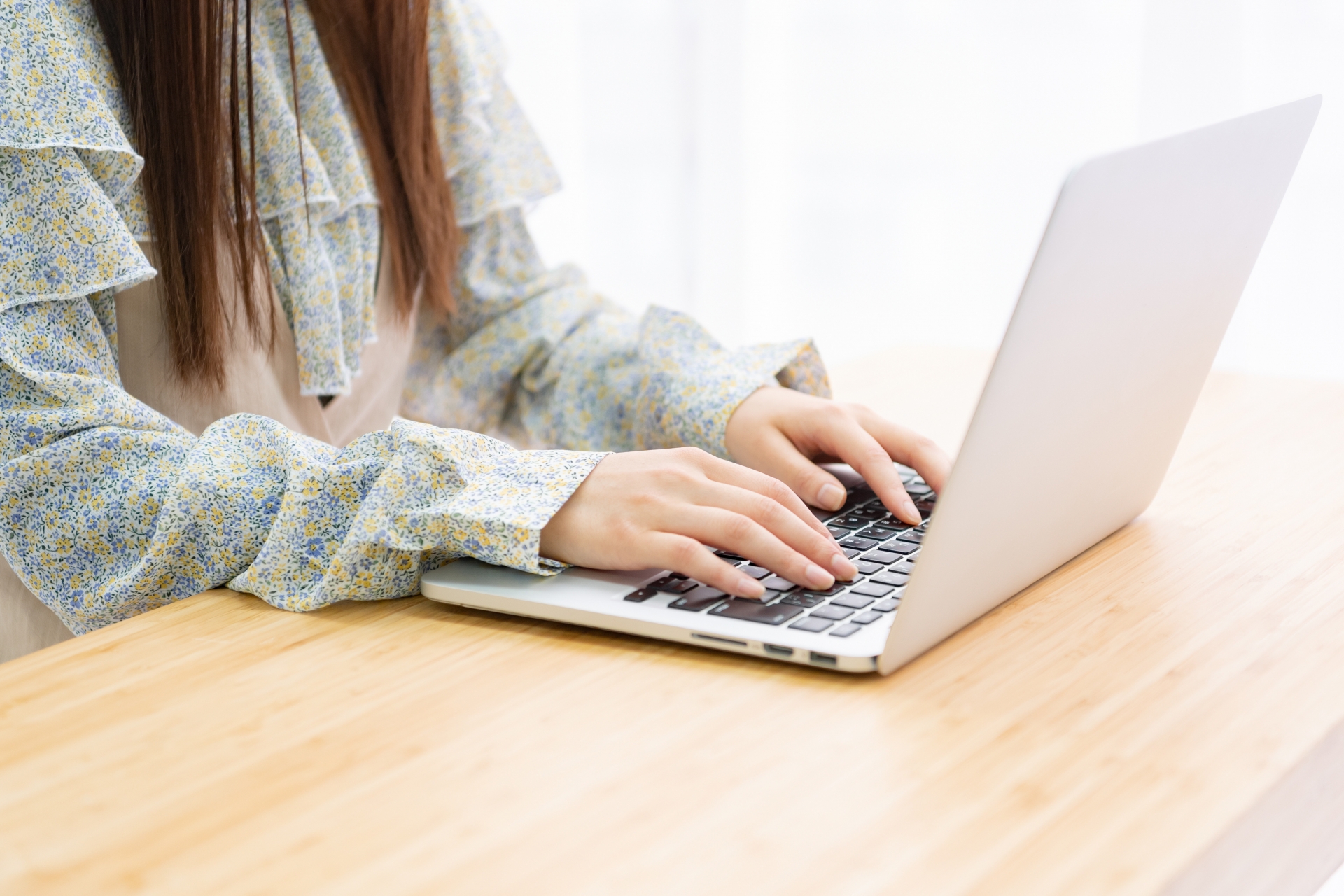 ジュエルライブの評判はエロい女性が多い！利用者の口コミ＆どこまで見れるか安全性も解説